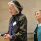 Eva Schoenauer (li.), Elke Beck-Flachsenberg (re) begrüßen die Gäste