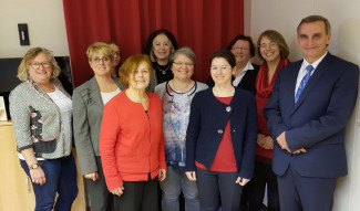 Nina Golf, Katharina Geiger, Claudia Schweneker, Elke Beck-Flachsenberg, Eva Schoenauer, Monika Siebert-Vogt, Dr. Barbara Pühl, Helga Weid, KRin Andrea Heußner, OKR Michael Martin (von re. nach li.). 