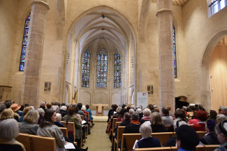 Blick in die vollbesetzte St. Martha-Kirche in Nürnberg